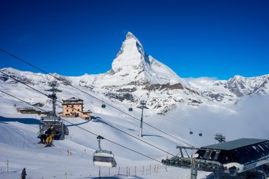 Matterhorn tepe üzerinde Kayak