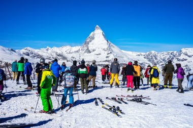 kayakçı ile arka planda Matterhorn tepe
