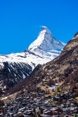 Matterhorn tepe ile Zermatt köyde arka plan