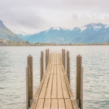 Montreux Cenevre Gölü, ahşap iskele ile sakin sahne
