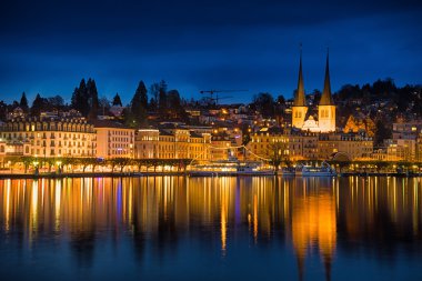 Lucerne gece cityscape, St. Leodegar Kilisesi