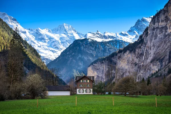 Dom w dolinie, Lauterbrunnen, Szwajcaria — Zdjęcie stockowe