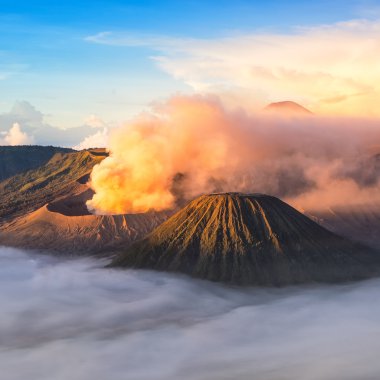 Mount Bromo, gündoğumu sırasında aktif yanardağ.
