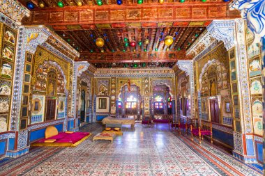 Jodhpur, Hindistan - 27 Şubat 2018: Mehrangarh kalesindeki birçok odadan birinde seramik dekorasyon.