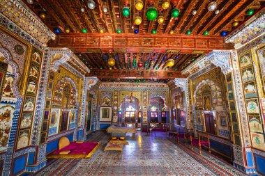 Jodhpur, Hindistan - 27 Şubat 2018: Mehrangarh kalesindeki birçok odadan birinde seramik dekorasyon.