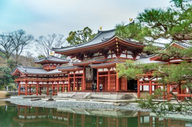 Phoenix Hall yansıtan su, Kyoto, Japon tapınakta Byodo içinde