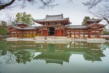 Phoenix Hall yansıtan su, Kyoto, Japon tapınakta Byodo içinde