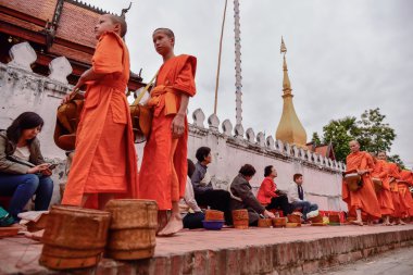Budist rahipler günlük ritüel sadaka ve teklifleri toplama