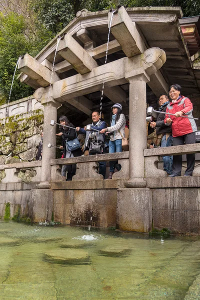 Otowa-no-taki waterfall at Kiyomizu temple — Stock Photo, Image