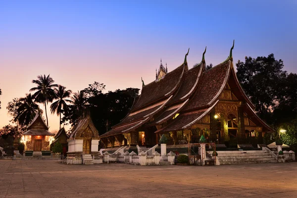 Wat Xieng tanga templo no crepúsculo, Luang Pra bang, Laos — Fotografia de Stock