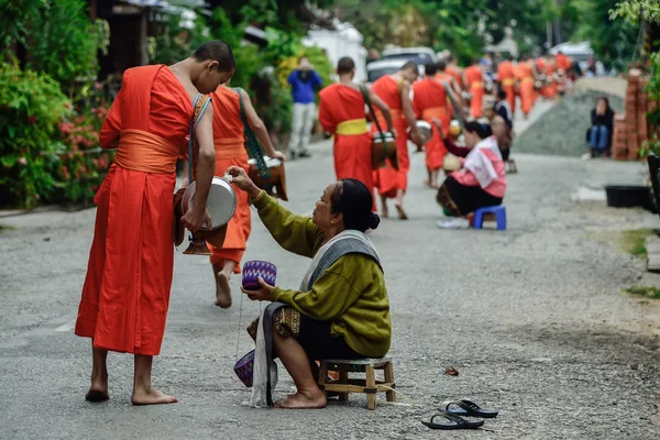 Buddhistische Mönche tägliches Ritual des Sammelns von Almosen und Opfergaben — Stockfoto