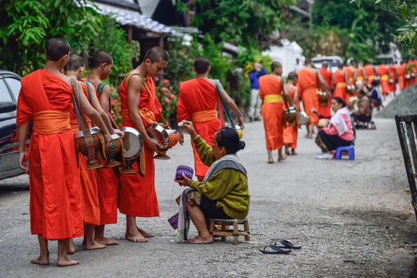 Monges budistas ritual diário de coleta de esmolas e ofertas — Fotografia de Stock