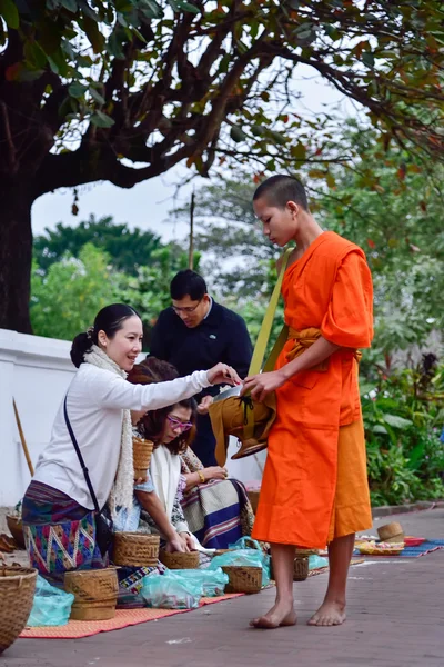 Buddhistische Mönche tägliches Ritual des Sammelns von Almosen und Opfergaben — Stockfoto