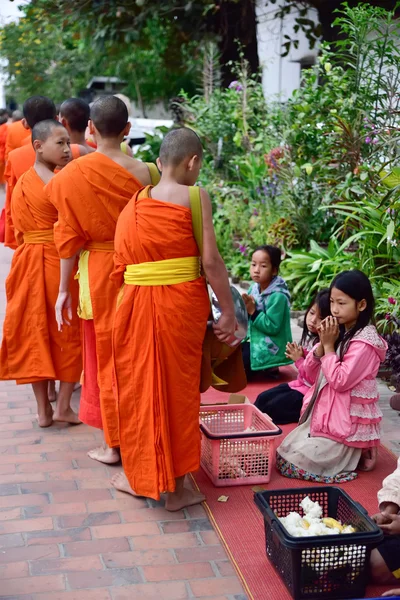 Boeddhistische monniken dagelijks ritueel van het verzamelen van aalmoezen en aanbod — Stockfoto