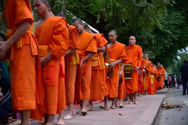 Buddhistische Mönche tägliches Ritual des Sammelns von Almosen und Opfergaben — Stockfoto