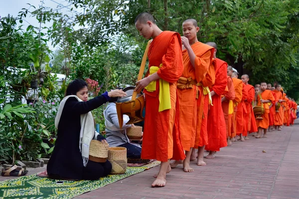 Buddhistische Mönche tägliches Ritual des Sammelns von Almosen und Opfergaben — Stockfoto