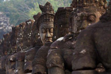 Angkor Thom, şeytanlar ve melekler Köprüsü'nün Güney kapısı