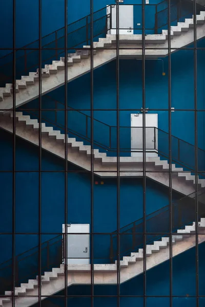 Escaleras fuera de un edificio con un muro azul profundo — Foto de Stock