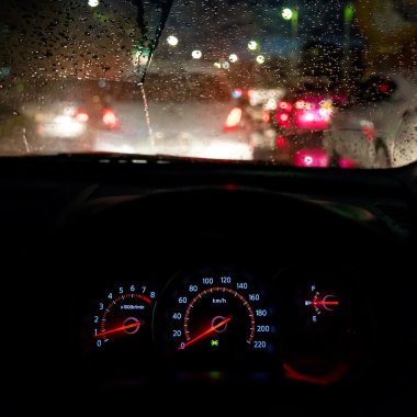 Gün yağmur içinde soyut trafik sıkışıklığı. Araba koltuğu görüntülemek.