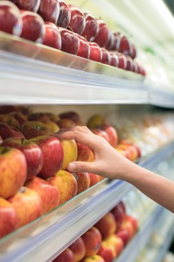 kadın el Market raf elma toplama