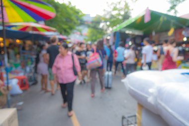 Ufuk insanlar Chatuchak hafta sonu pazarda alışveriş