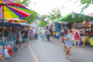 Ufuk insanlar Chatuchak hafta sonu pazarda alışveriş