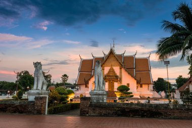 Tay Tapınak, Wat Phumin gece sahne