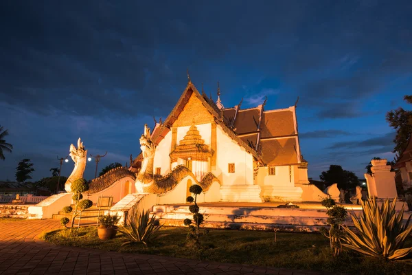 Templo tailandês, cena noturna de Wat Phumin — Fotografia de Stock