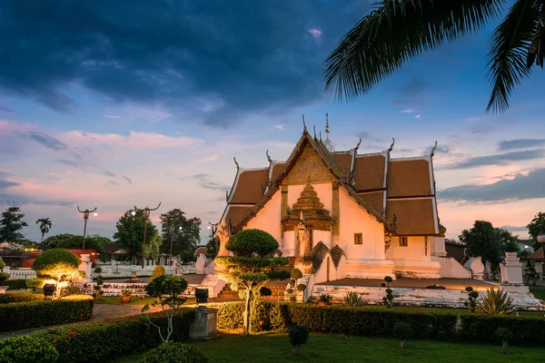 Templo tailandês, cena noturna de Wat Phumin — Fotografia de Stock