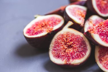 Taze incir renkli desen arka plan, düz yatak, üst manzara, tropikal meyve dokusu. cjpy uzayı