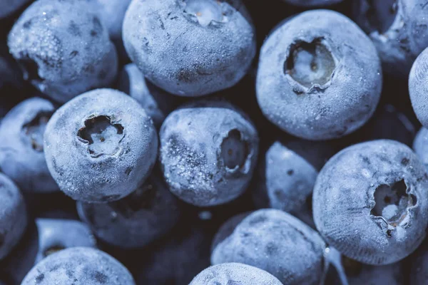 Frutas de mirtilo congeladas, alimentos orgânicos e veganos. fundo bagas. close-up, vista superior — Fotografia de Stock