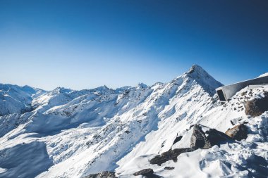 Mavi gökyüzü ve karlı dağlar zirve manzarası. Solden, Tirol, Avusturya 'daki Alp Dağları Panoraması. Boşluğu kopyala