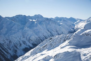 Mavi gökyüzü ve karlı dağlar zirve manzarası. Solden, Tirol, Avusturya 'daki Alp Dağları Panoraması. Boşluğu kopyala