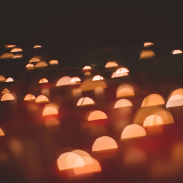 Odaklanamayan soyut Bokeh ışıkları arkaplanı. turuncu, kırmızı, siyah renkler. Noel ve yeni yıl konsepti