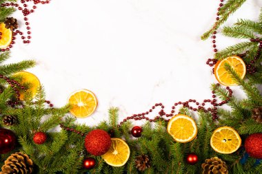 Yılbaşı ağacı ve balolarının dallarıyla yeni yıl ve Noel arkaplanı.