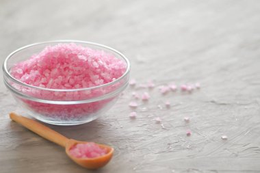 Cam kasede fotokopi alanı olan pembe banyo tuzu. Doğal kozmetik ürünleriyle cilt bakımı ve sağlık konsepti