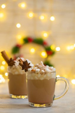 Baharatlı noel lattesi. Kutlama masasında tarçınlı lokum ve anason süslemeli.