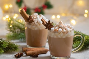 Baharatlı noel lattesi. Kutlama masasında tarçınlı lokum ve anason süslemeli.