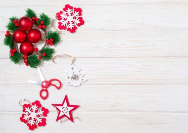 Noel dairesi fotokopi odası modeliyle yatıyordu. Mevcut kutular ve köknar ağacı dalları bileşimi