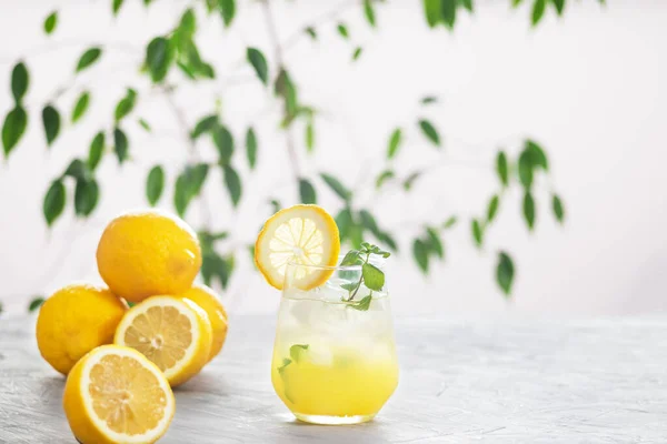 Citronnade Glacée Aux Agrumes Dans Verre Avec Tranche Citron Feuilles — Photo