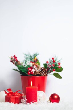 Kar ve Noel ağacı dallarının süslendiği dikey noel kartı kompozisyonu ve beyaz arka planda hediye kutuları. Xmas ve yeni yıl kutlaması