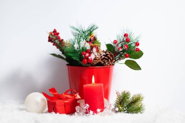 Kar ve Noel ağacı dallı Noel kartı kompozisyonu süslemeleri ve beyaz arka planda hediye kutuları. Xmas ve yeni yıl kutlaması