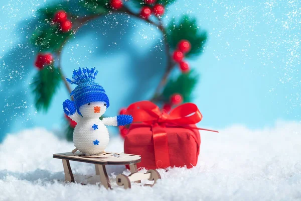 Фон Рождественской Открытки Снежинками Белым Снеговиком Доставляющим Рождественский Подарок Новогоднее — стоковое фото