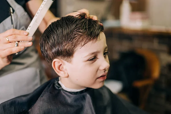 Corte de pelo para niño pequeño, peluquero profesional haciendo corte de pelo. Peinado para niños —  Fotos de Stock