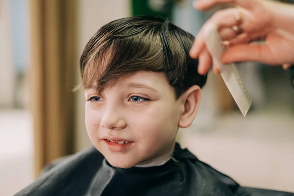 Corte de pelo para niño pequeño, peluquero profesional haciendo corte de pelo. Peinado para niños —  Fotos de Stock