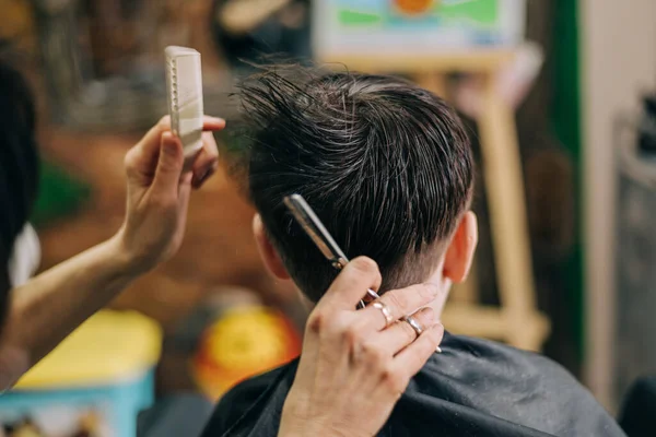 Kapsel voor kleine jongen, professionele kapper doet kapsel. Haarjurk voor kinderen — Stockfoto