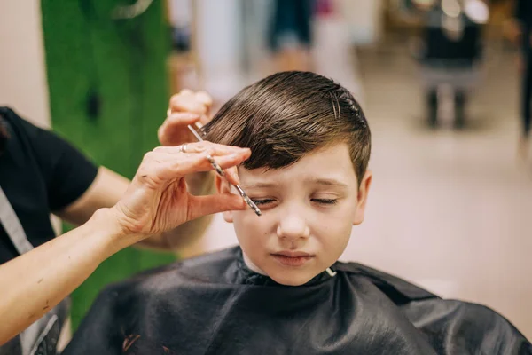 Corte de pelo para niño pequeño, peluquero profesional haciendo corte de pelo. Peinado para niños —  Fotos de Stock