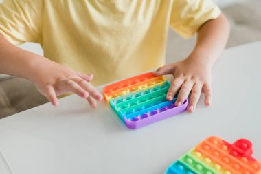 Küçük çocuk pop yapıyor - Yeni Fidget Oyuncağı, Çocuklarla Popüler, Konsantre olmalarına yardımcı oluyor
