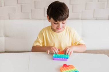 Küçük çocuk pop yapıyor - Yeni Fidget Oyuncağı, Çocuklarla Popüler, Konsantre olmalarına yardımcı oluyor