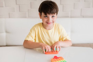 Küçük çocuk pop yapıyor - Yeni Fidget Oyuncağı, Çocuklarla Popüler, Konsantre olmalarına yardımcı oluyor